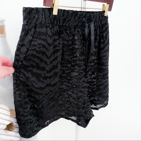 Good American Lush Sheer Zebra Running Shorts 2XL - Picture 8 of 10